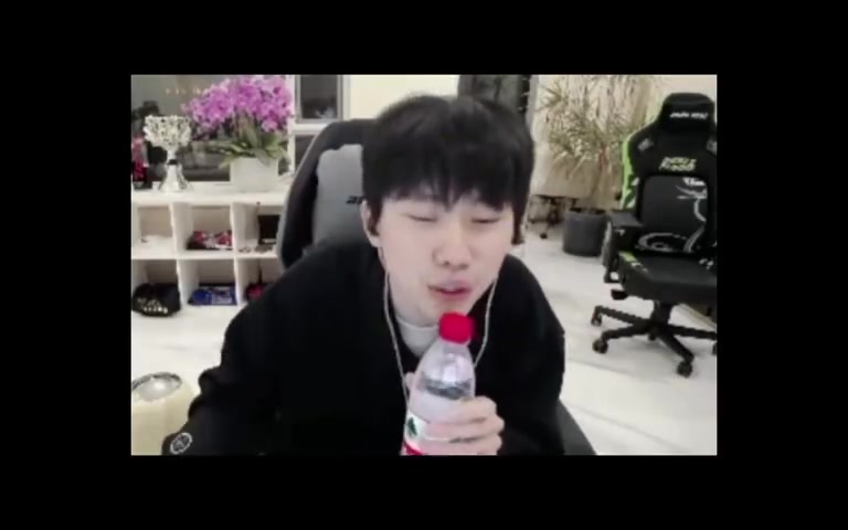 Doinb情人节直播献唱If you！糖小幽：唱得很好，下次别唱了！