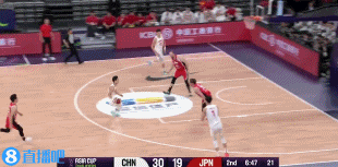 打得不错！周琦攻防建树 半场4投2中得到5分3板1断1帽0失误