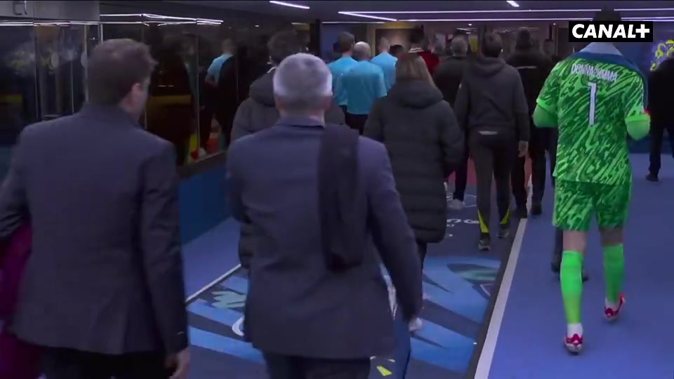 😤巴黎总监因判罚暴怒，范迪克当场回击：拜托兄弟，这不是法甲