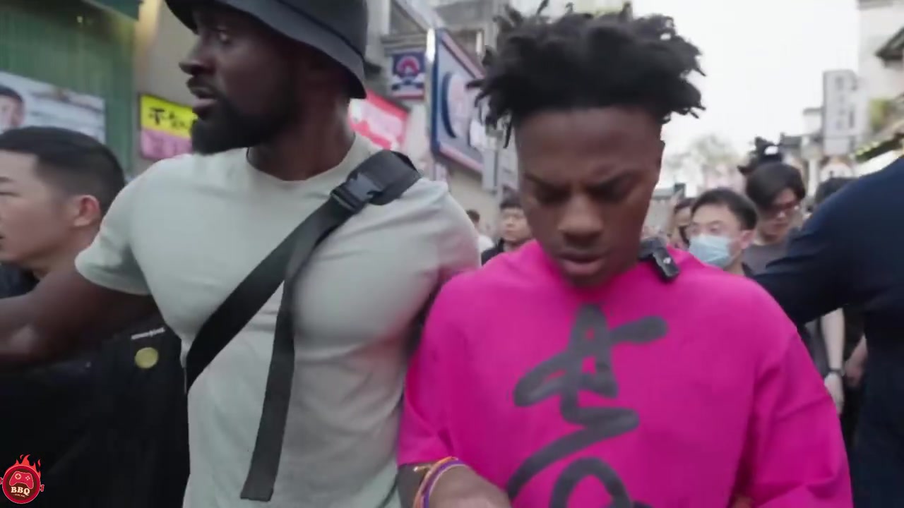 辣出原型了！speed在长沙被人连续投喂辣条 当场带上痛苦面具！