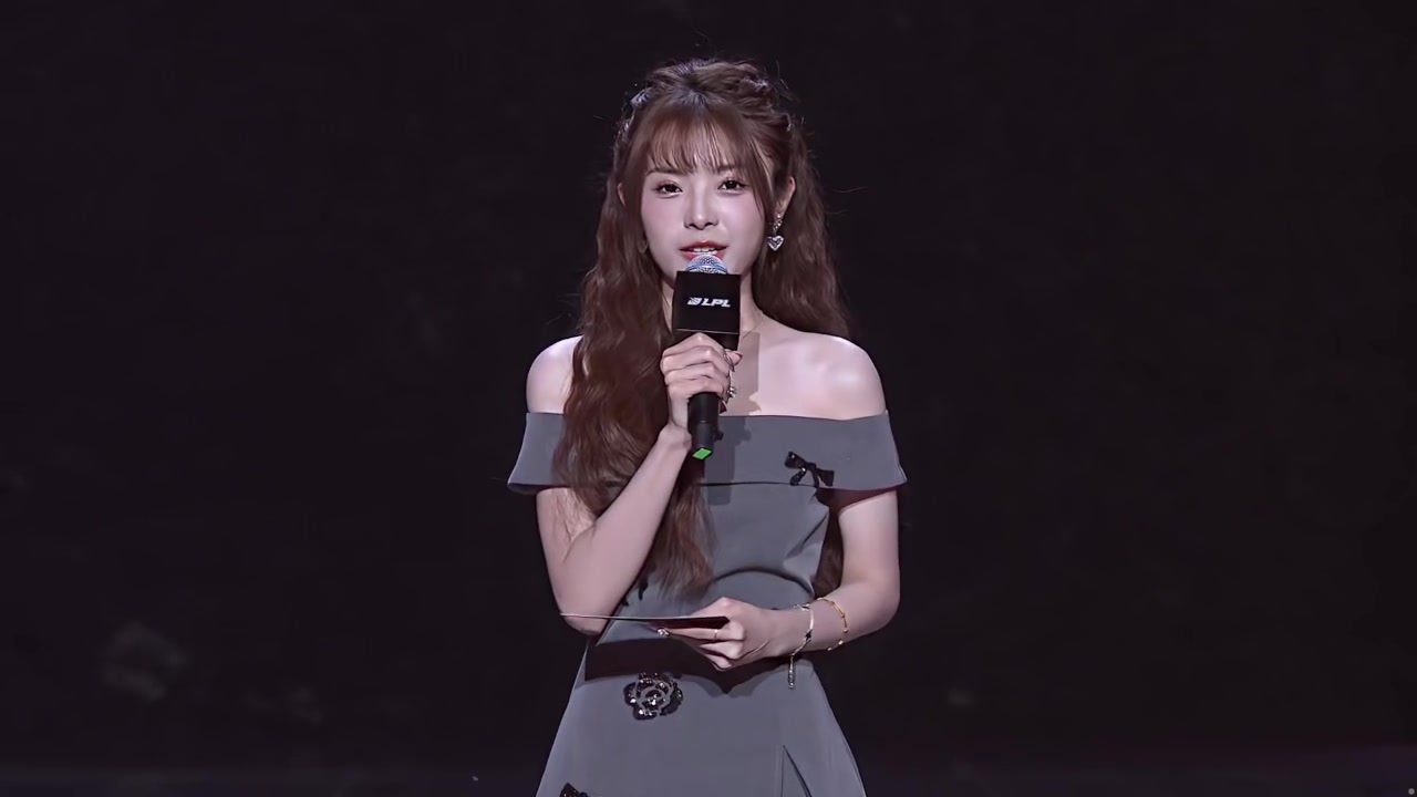 这大白腿谁看了不迷糊！LPL女主持泱泱身穿露肩连衣短裙登场