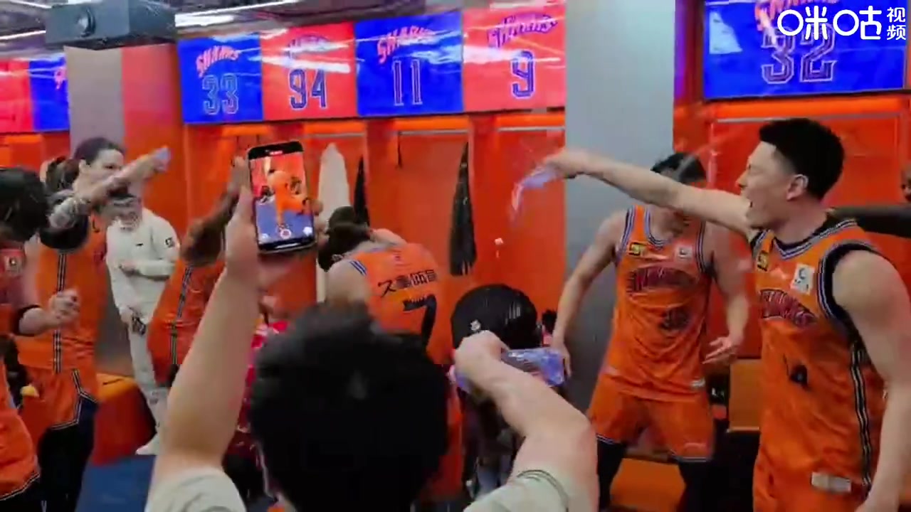 比夺冠还开心🥳上海全队在更衣室激情庆祝！往哈维头上疯狂浇水
