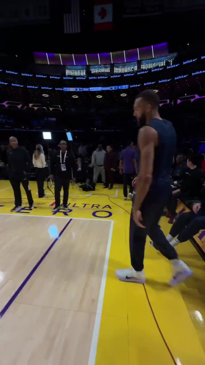 你也会这个😲戈贝尔坐在替补席运球 随手一扔将球扔进篮筐