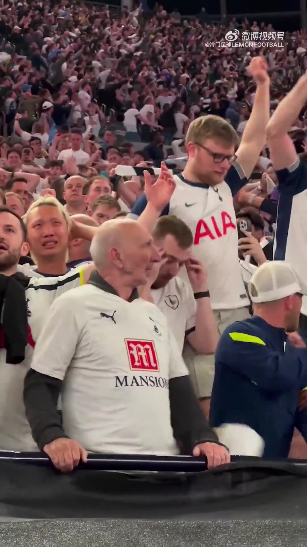 热刺夺冠瞬间，看台上的老球迷不能自已🥹