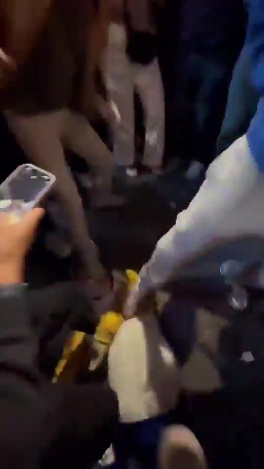 彻底疯狂🤯！尼克斯球迷围成圈 疯狂踩踏哈利伯顿娃娃😭😭